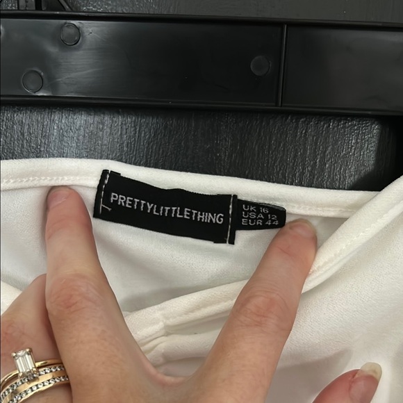 PrettyLittleThing Cream Ruched Tie Front Crop Tube with attached Sleeves - Picture 3 of 3